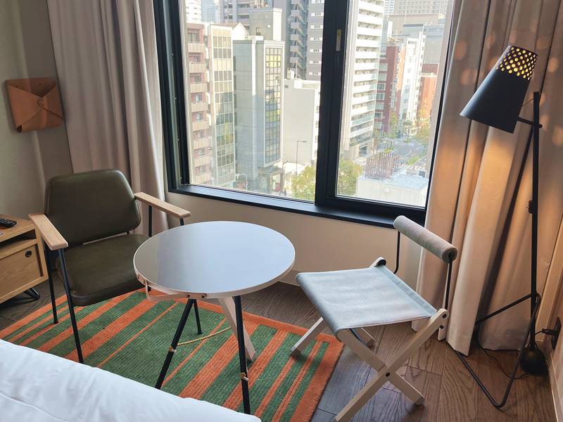 モクシー大阪新梅田の部屋の机と椅子